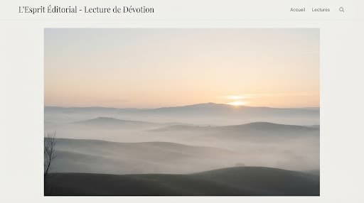 Paysage minimaliste à l'aube, brume douce sur des collines baignées d'une lumière dorée